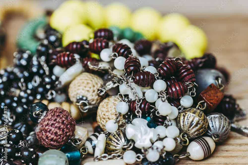 Boite avec des bijoux perles colorées Boite avec des bijoux perles colorées