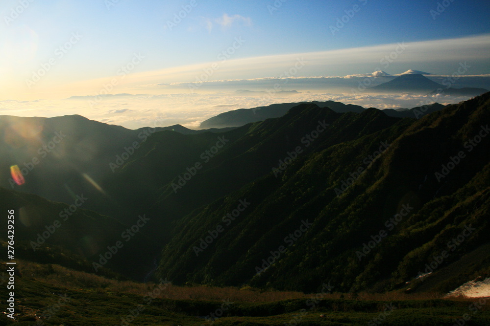 南アルプス　白峰三山テント縦走　濃鳥小屋テント場からの風景　雲海と富士山