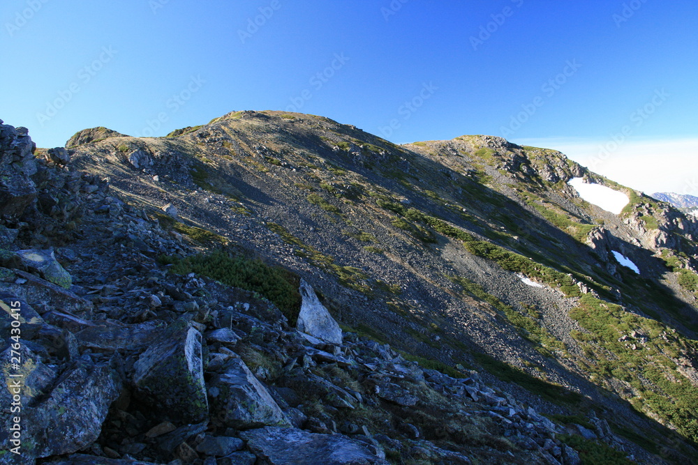 	南アルプス　白峰三山テント縦走　農鳥岳山頂への道　西農鳥岳山頂を仰ぎ見る