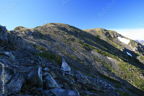  南アルプス 白峰三山テント縦走 農鳥岳山頂への道 西農鳥岳山頂を仰ぎ見る