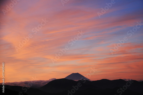 南アルプス 白峰三山テント縦走 大門沢小屋テント場から 朝焼けに映える霊峰富士を望む