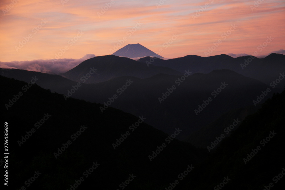 南アルプス　白峰三山テント縦走　大門沢小屋テント場から　朝焼けに映える霊峰富士を望む