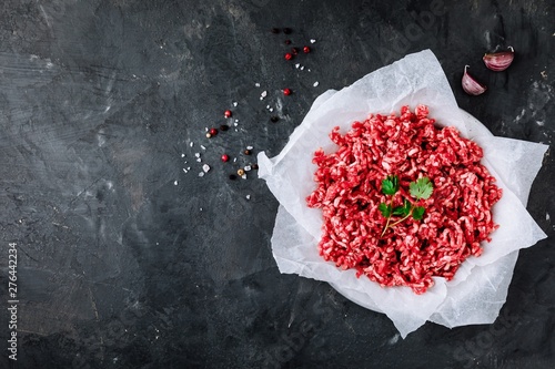 Foto Raw ground minced meat and seasonings on dark background