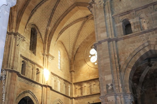 Ville de Langres - Cathédrale Saint Mammes construite au 12 eme siecle - Vue de l'intérieur - France