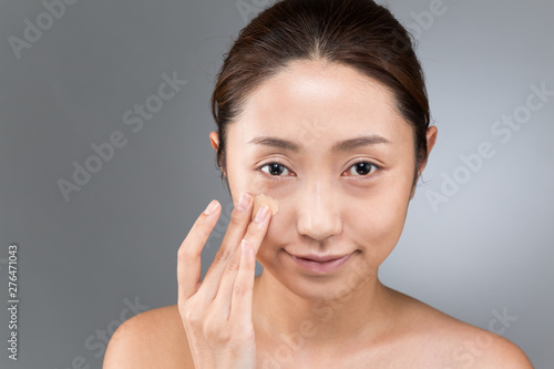 Canvas Print ファンデーションを塗る女性