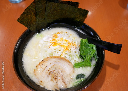 豚骨塩ラーメン photo