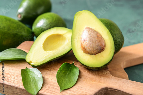 Quadro su tela Fresh ripe avocados on wooden boards