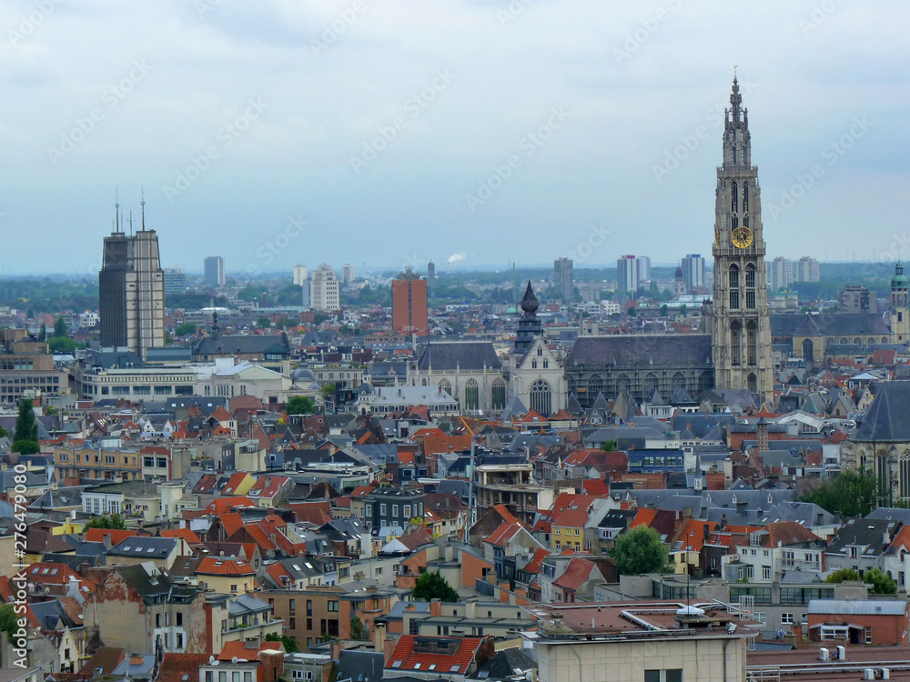 Die Onze-Lieve-Vrouw-Kathedraal mit einem Panorama von Antwerpen.