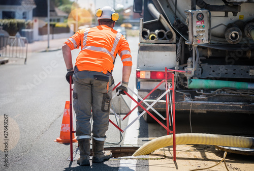 Obraz na plátne ouvrier travaillant pour une entreprise de curage