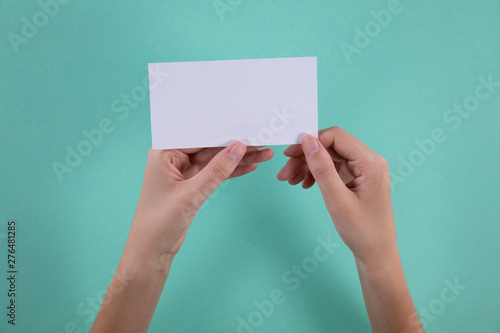 Hands holding a post-it note