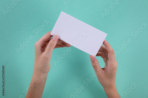 Hands holding a post-it note
