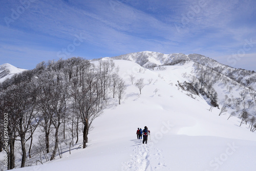快晴の雪原　霧氷の稜線を行く © tqmnk924