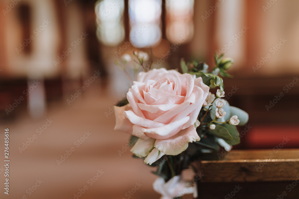 Obraz premium Rosa Rosen in der Kirche Kirchenschmuck