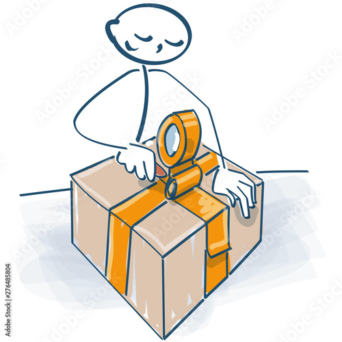 Strichmännchen packt ein Paket mit einem Paketband