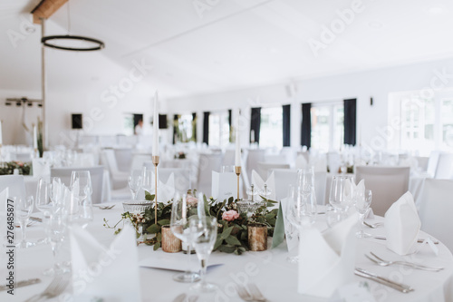 Gedeckter Tisch Hochzeitsdeko weiß mit Grün Eukalyptus