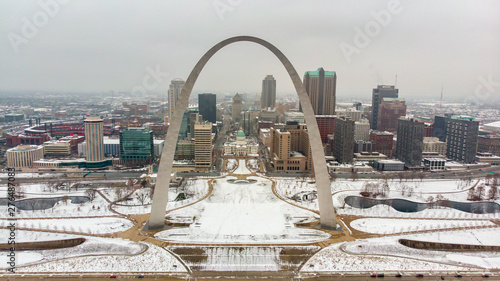 Valokuva St Louis, Missouri \ USA - January 16 2019: Aerial view of a downtown covered in snow behind Gateway Arch