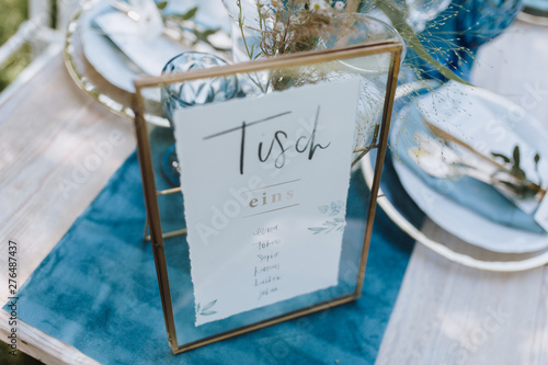 Hochzeitsdekoration Schmuck und Blumen Torte Weiß und blau photo