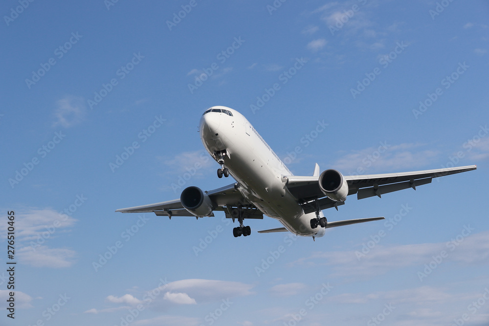 飛行機と青空