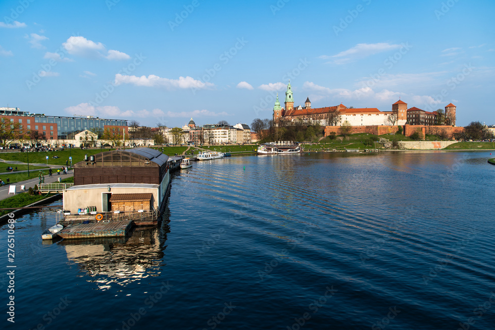 Obraz premium Krakow, Poland - April, 2019: Wawel castle famous landmark in Krakow Poland. Picturesque landscape on coast river Wisla.