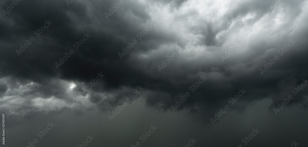 Dunkler Gewitterhimmel bei Sturm Dunkler Gewitterhimmel bei Sturm