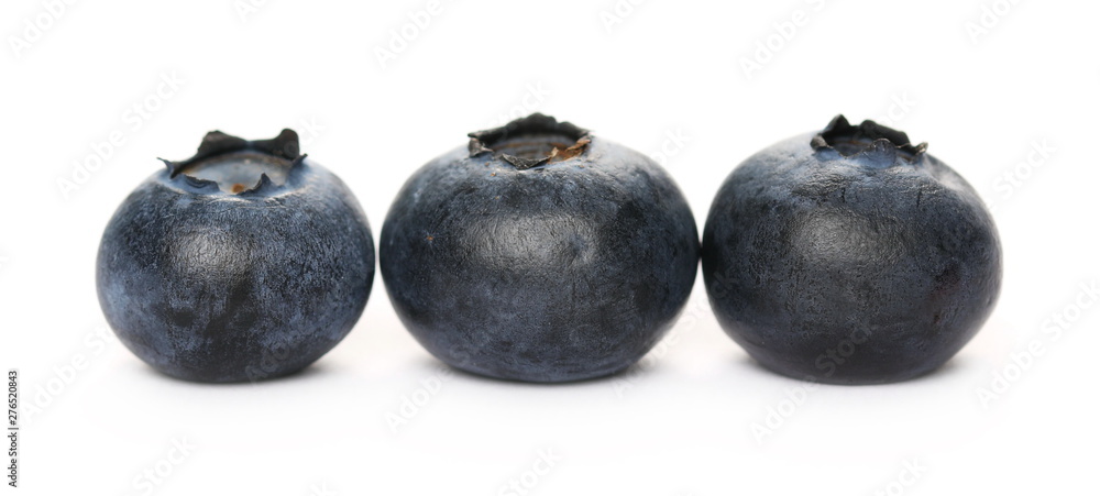 Obraz premium Blueberries macro isolated on white background