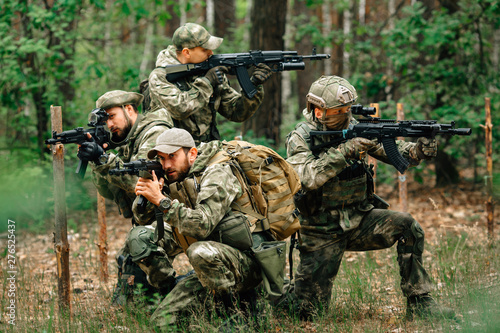 Fotografia Soldiers in a combat situation. Men play airsoft.
