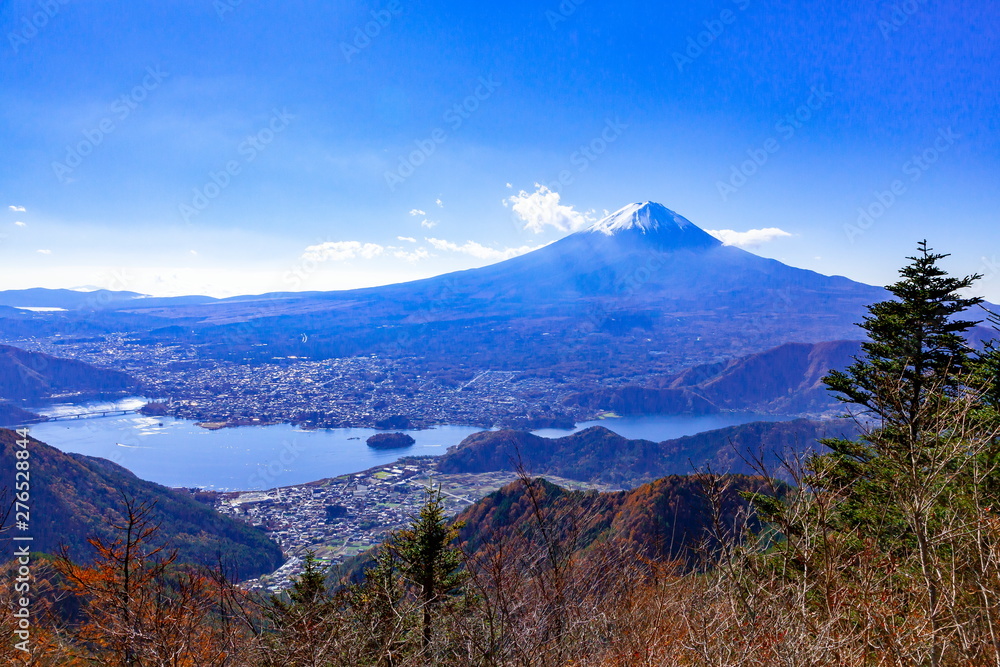 秋の富士山と河口湖、山梨県富士河口湖町新道峠にて