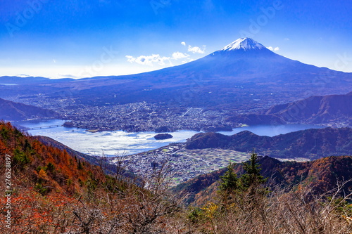秋の富士山と河口湖、山梨県富士河口湖町新道峠にて
