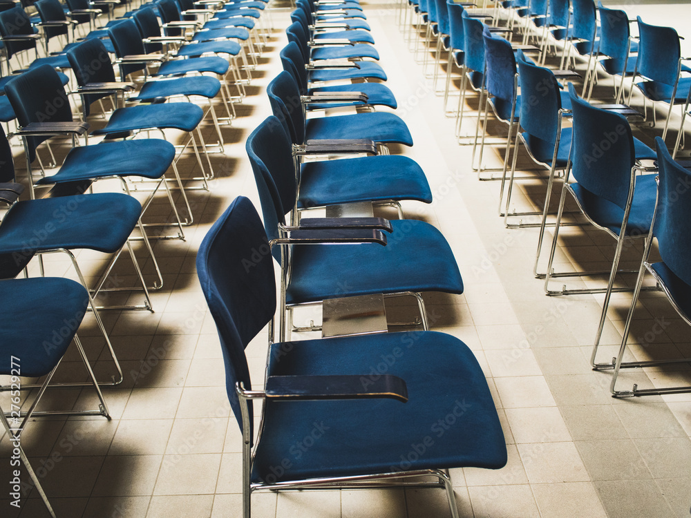 Obraz premium lecture hall empty with blue chairs