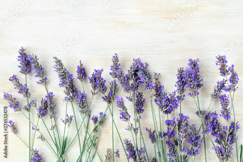 Photo A fresh bouquet of blooming lavender flowers, shot from the top on a white woode