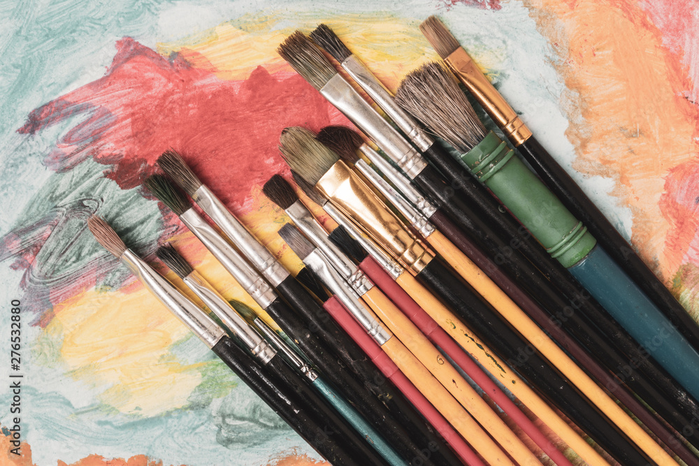 Obraz premium Vintage brushes on painting background