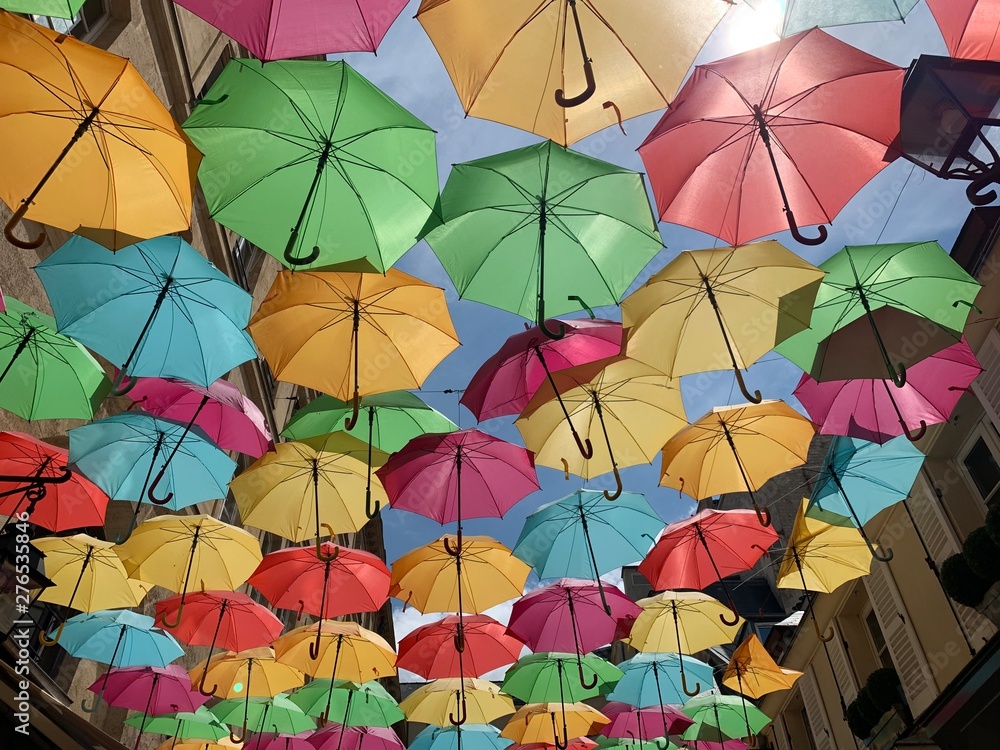 Parapluies colorés dans une rue de Paris