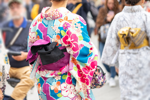 Canvas Print Young girl wearing Japanese kimono standing in front of Sensoji Temple in Tokyo, Japan
