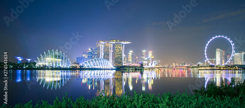 Panorama miasta Singapur. piękny biznes nowoczesny budynek drapacz chmur wokół zatoki Marina w nocy. punkt orientacyjny i popularny wśród atrakcji turystycznych: Singapur, 9 maja 2019 r
