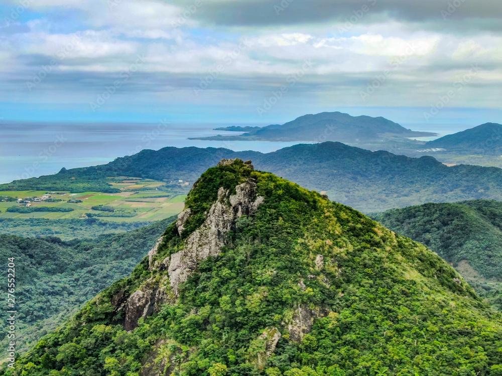 360度パノラマ絶景スポット、石垣島の岩峰野底マーペー岳を上空から空撮 360度パノラマ絶景スポット、石垣島の岩峰野底マーペー岳を上空から空撮