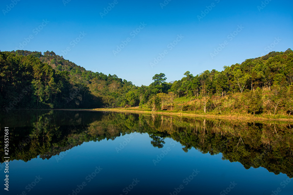 Obraz premium Morning light at Pang Ung, Mae Hong Son in Thailand.