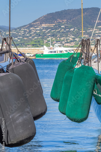 Bateaux à quai, pare-battages photo