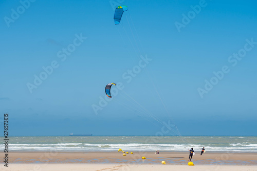 kite surfeur se préparant pour la navigation