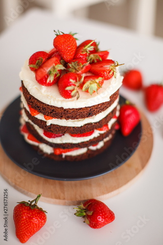 Strawberry cake with crust and cream