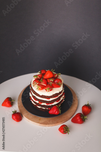 Cuadro en lienzo Strawberry cake with crust and cream