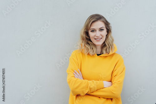 lächelnde junge frau mit verschränkten armen photo