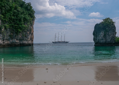 Un barco en medio del paisaje en una playa de Tailandia.
