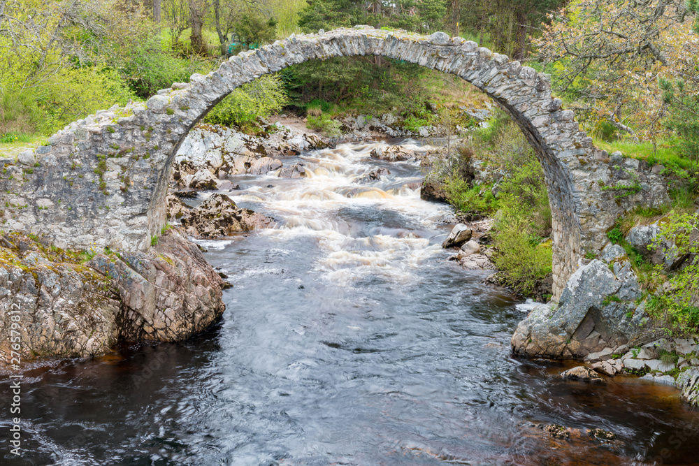 Die älteste Steinbrücke in den schottischen Highlands bei Carrbridge Die älteste Steinbrücke in den schottischen Highlands bei Carrbridge
