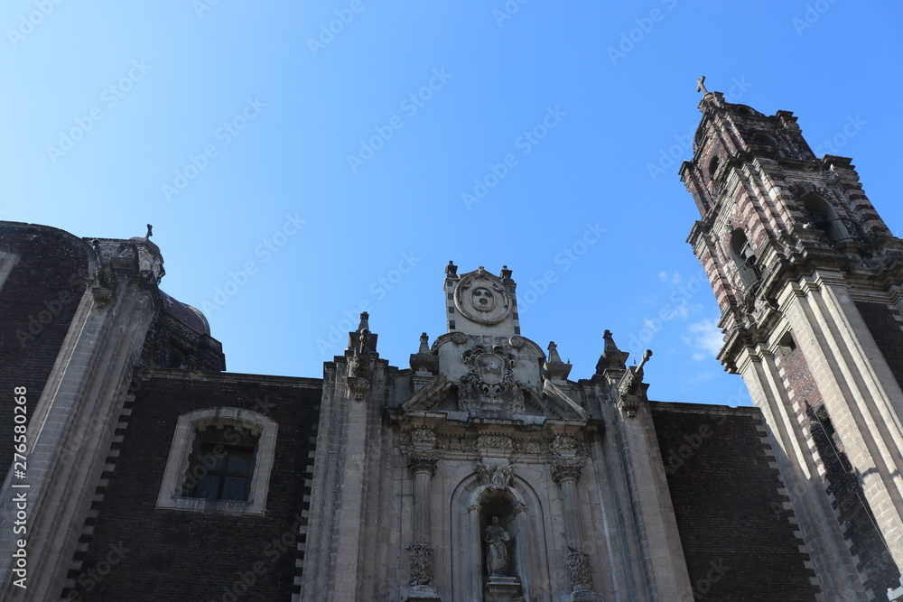 Torre de iglesia con cielo azul de fondo Stock Photo | Adobe Stock