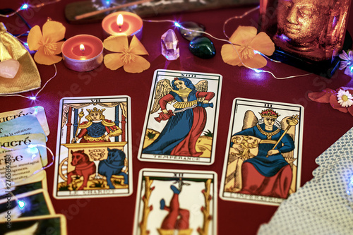 Tarot de Marseille tirage de carte divinatoire en tarologie