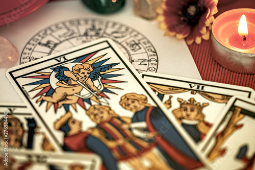 Tarot de Marseille tirage de carte divinatoire en cartomancie photo