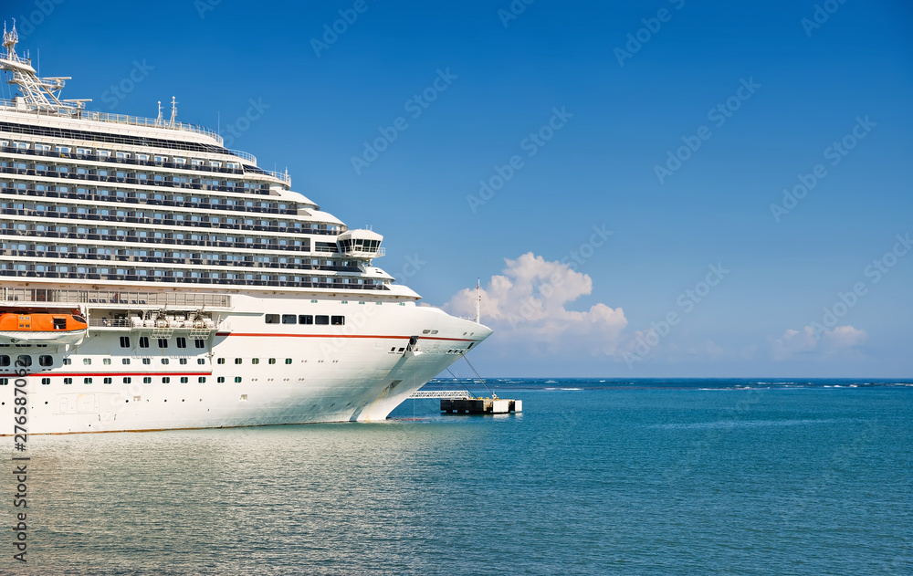 Naklejka premium Luxury Cruise ship docked at port on sunny day