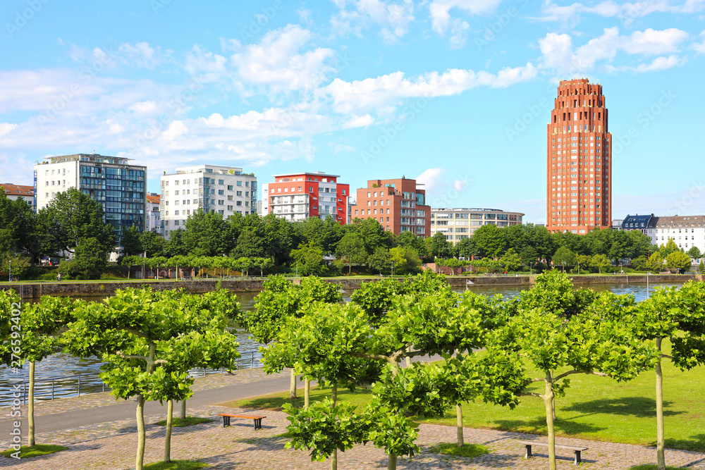 Obraz premium Frankfurt am Main green park and cityscape, Germany
