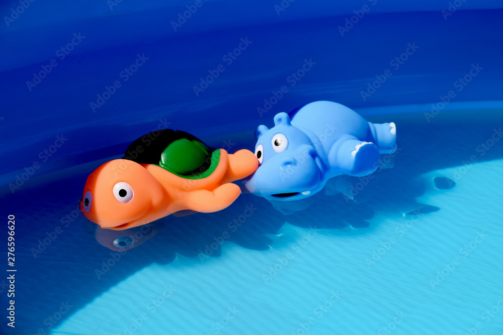 Obraz premium Plastic hippo and turtle toy animals in the water in the pool