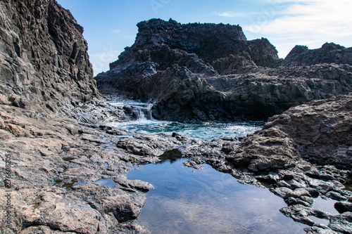 Billede på lærred Reflections in volcanic igneous rock pool in La Palma, Canary Island, Spain